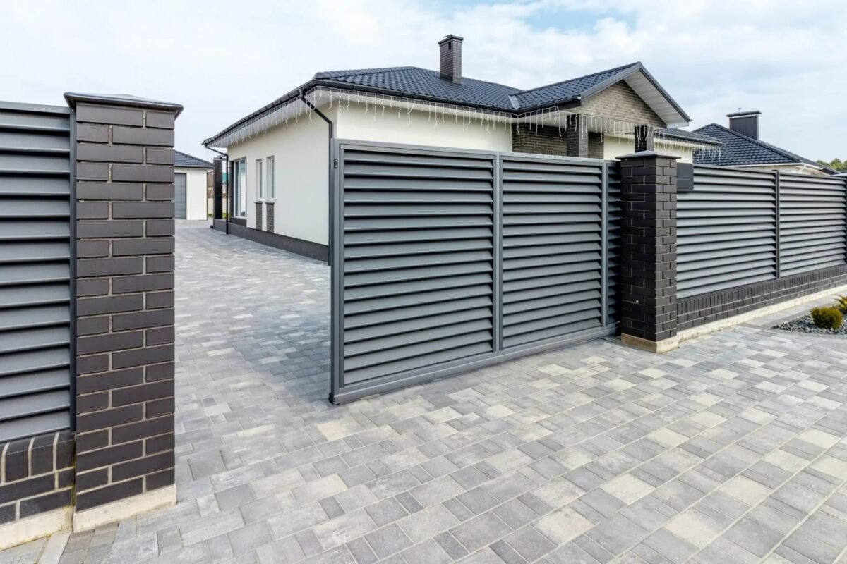 Opening louver sliding gate
